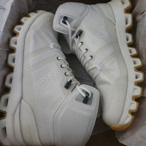 On cloudrock edge Raw size 7.5 women Waterproof swiss engineering. Never worn.